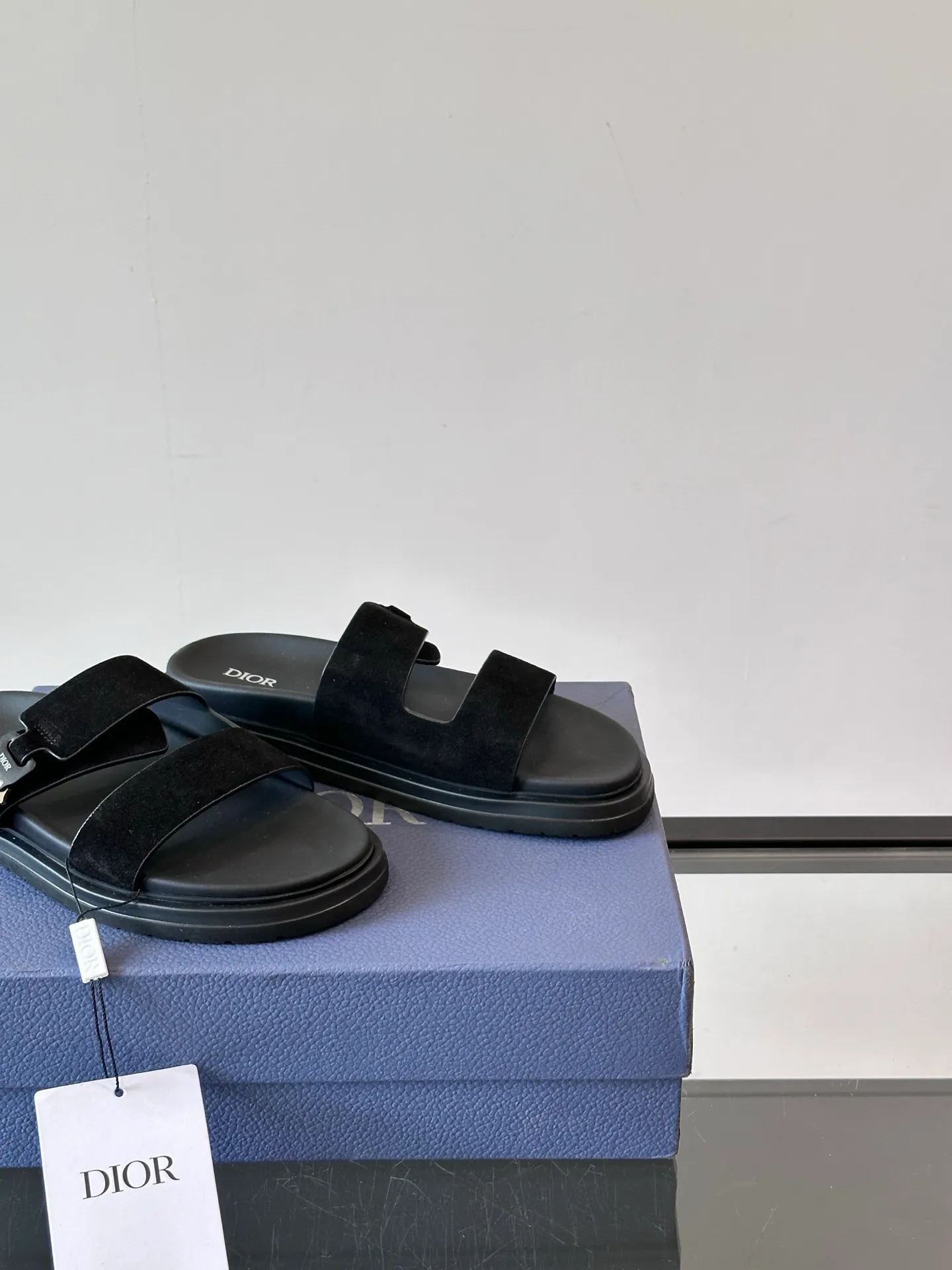 Factory price: 300💰Dior Aqua men's sandals and slippers. Showcasing Dior haute couture design. The Dior gray suede strap is accented with an aluminum Dior buckle for added style. Paired with a comfortable tonal notch sole, they pair easily with shorts or jeans for a sophisticated look. Main body: suede cow leather, technical fabric lining: cow leather, with adjustable straps, aluminum Dior buckle, Dior gray EVA insole, tonal notch rubber outsole splicing structure👌👌 size: 38-44 (45.46 customized)